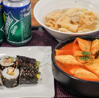 집요정_박씨 🌿 on Instagram: “- 입맛없고 (응?) 출출할 때는 분식만한것이 없지 🐷🐷 #김떡오 - 수많은 홍대맛집, 레알맛집 찾기 넘오 힘들다 💦 결정장애 돋을때는 믿고먹는 #알리바바쏙쏙김밥 🍽 홍대 바로 앞에 자리잡고 있는 이유가 있는거라며 🙈 길거리 떡볶이 안먹는 나한테는…”