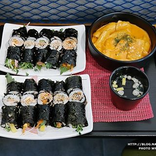 똘츄 on Instagram: “부담없는 가격으로 맛있는 김밥과 떡볶이를 맛볼 수 있는 곳!! 꼬마김밥이라서 이것저것 주문해서 먹기에도 좋고 이 곳에서만 맛볼 수 있는 로제떡볶이도 기대 이상의 맛이라서 가볍게 식사하기, 혹은 나들이갈때 이용하기에도 좋은 홍대맛집 가성비맛집으로…”