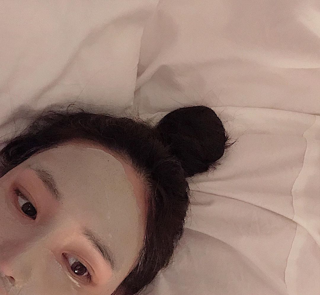 영서니더쿠 on Instagram: “의미없는 종강이지만 시험끝났으니까 피부관리로 팩하기🌿 리얼 병풀, 녹차잎 갈아넣은 워시오프팩으로 쿨링+진정+모공케어까지 한번에 해결할수있당 . . . . #selfie #셀카 #셀스타그램 #얼스타그램 #daily #뷰티스타그램 #뷰티 #코덕…”