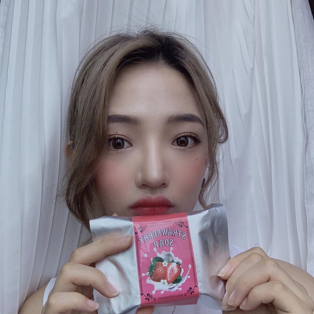 ᴴᵞᴼ ᴶᴱᴼᴺᴳ on Instagram: “내 비누를 소개할게☺️ 비누 맛있는향기때문에 먹고싶을 정도야..💓 딸기비누는 보습력 최고구 씻고나면 칙칙했던 내피부가 말끔말끔 맑아지는게 느껴짐❕ 아몬드카카오비누는 모공,트러블 진정효과  짱짱에용🥰 스킨365는 유해성분이 하나도 없는 저자극…”