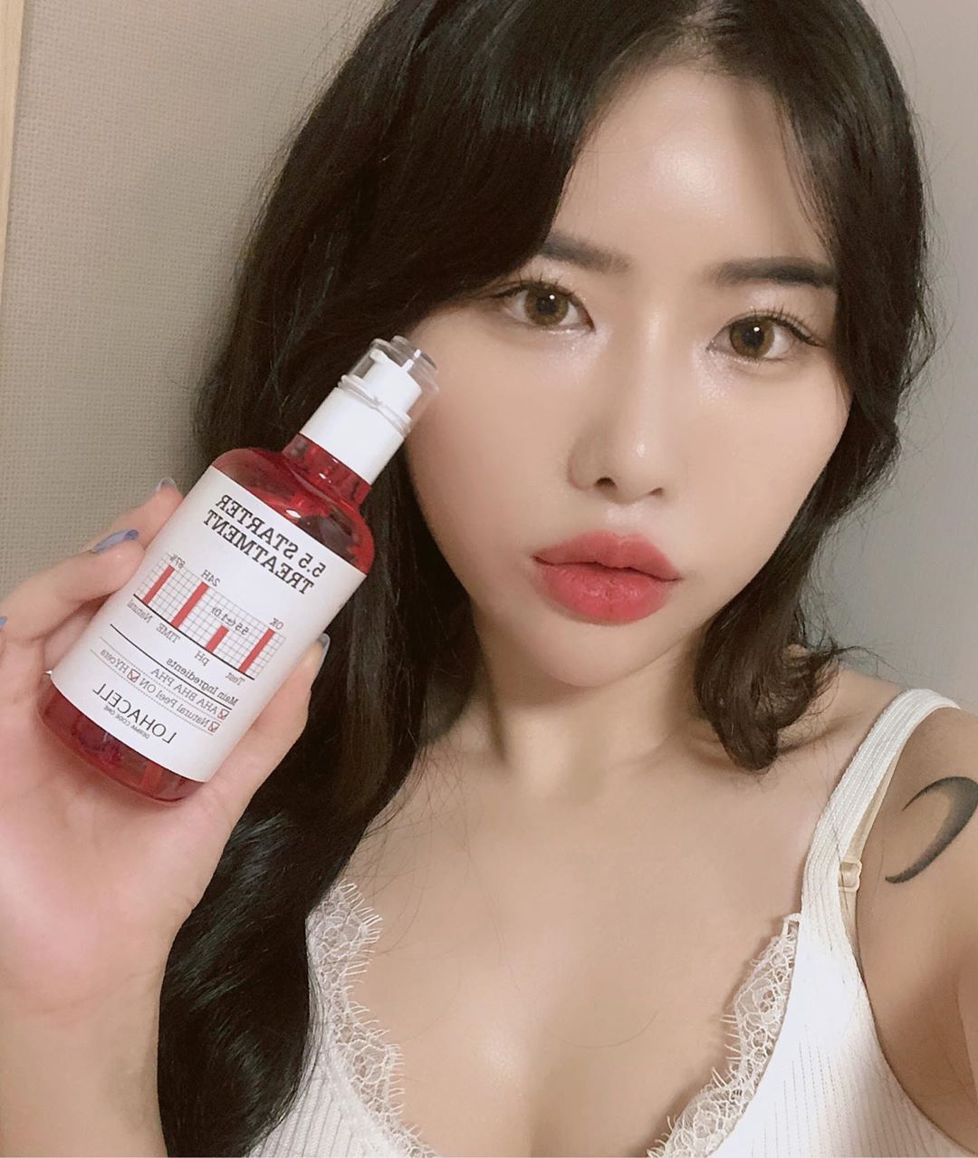 하찌 Хати (허벅부자) on Instagram: “오늘 갑자기 날씨가 습해진 탓인지 #촬영 끝나고 오니까 피부가 뒤집어졌어요😭 건강한 피부의 필수템은 좋은 #스킨케어 제품인데 겨울에쓰던 #콧물스킨을 이 습한 #날씨 에 써서 일까요,,❓ . . 그래서 호다닥 물스킨인  #로하셀5.5스타터트리트먼트 로…”