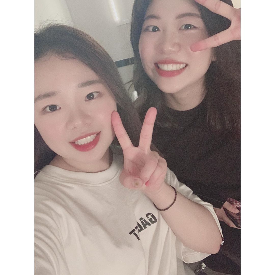민지 on Instagram: “더운데 엄청 웃었던 하루😊
.
.
.
#오랜만에 #홍대나들이 #멀어😢”