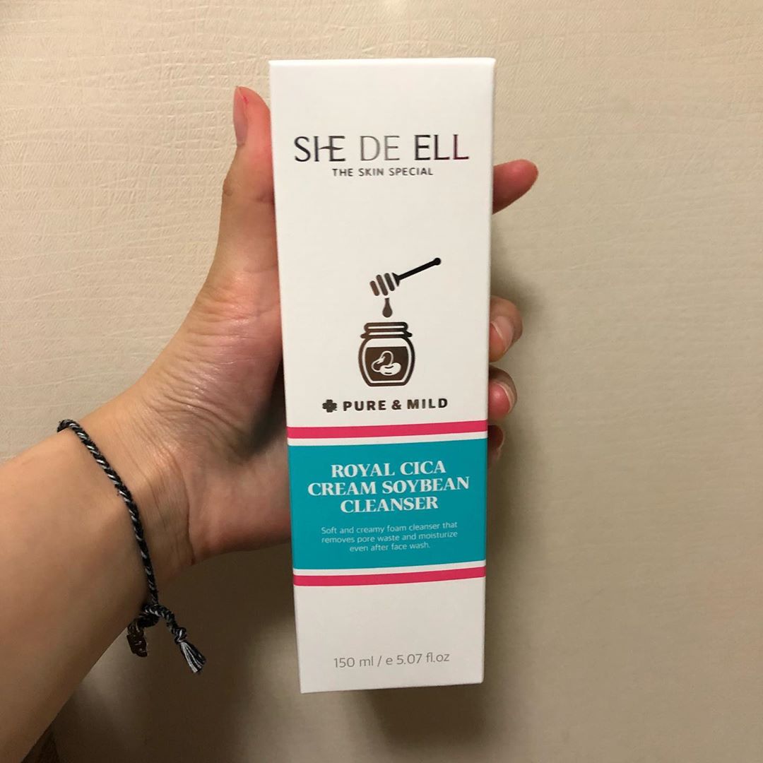 쭈쌍커플 on Instagram: “⭐️로얄 시카 크림 콩❔클렌저⭐️ ⭐️약산성  클렌저로 피부 장벽 보호
⭐️ewg 올 그린 등급 ⭐️콩포뮬라: 클렌저안에 콩이 들어있어요! 검정콩추출물은 비타민E&미백보습까지! 세안직후 건조함을 느끼는 피부를 건강하고 생기 있게 만들어 줍니다”