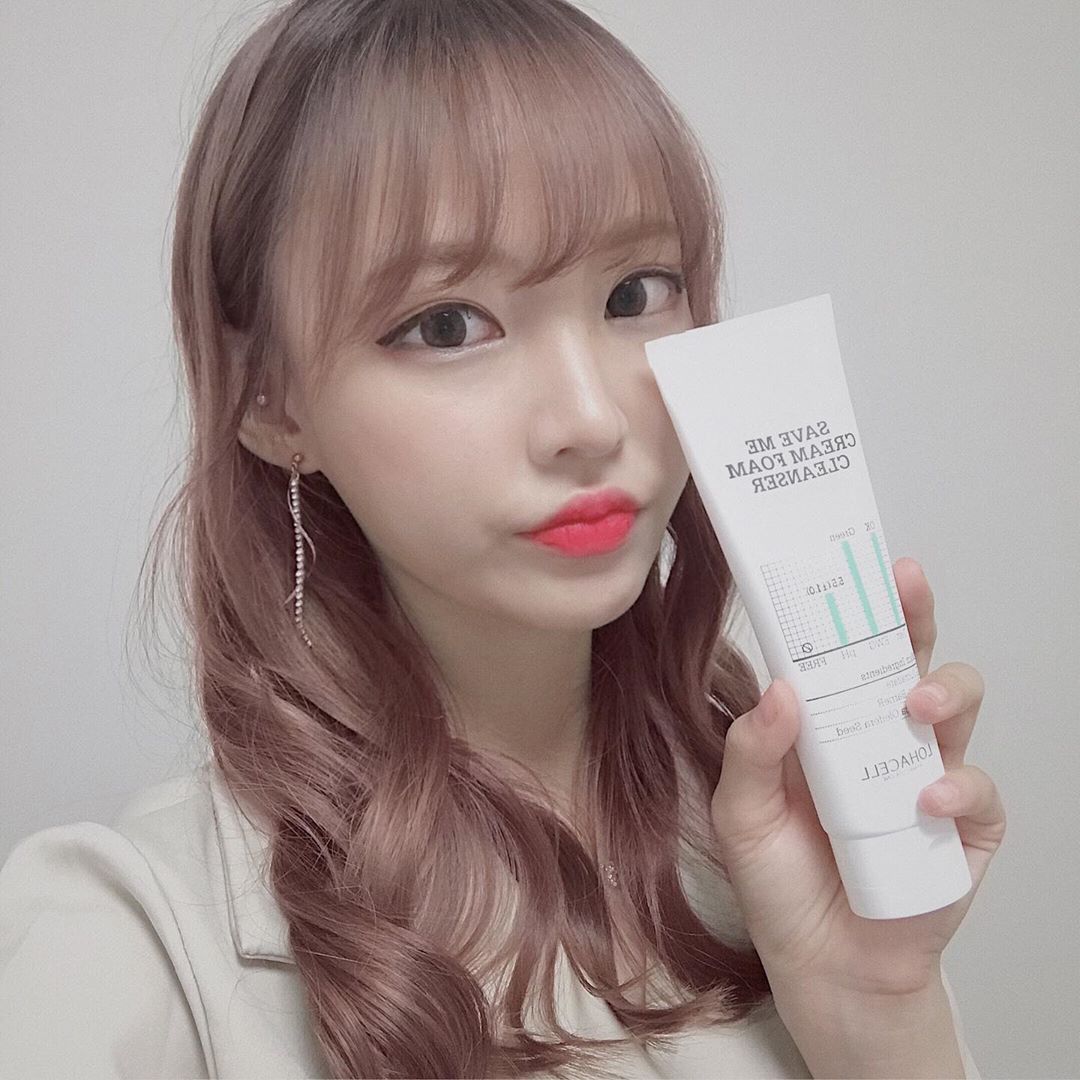 가니 on Instagram: “#20190621 💚세이브미 폼클렌저 사용후기💚 ✔️진정작용을 돕는 수크랄페이트 성분이 있어서 그런지 볼따구에 있던 빨간 뾰루지가 사라졌당 ✔️원래 세수를 하고 난 후에도 얼굴을 긁어내면 각질 같이 긁혀나왔는데 이 클렌징폼은 미세먼지까지 씻어내는…”