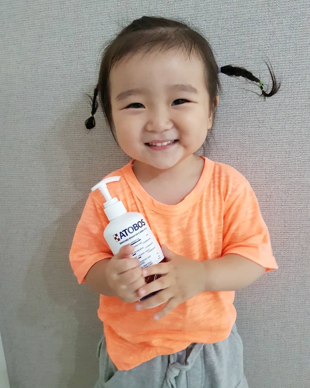 태리니엄마❤ on Instagram: “#태린찡 . . . 아토보스 올인원워시 🧖‍♀️🧖‍♀️ . 향일단 좋음👍 식물성 계면활성제라 미끌거림없이 깔끔 올인원이라 우리딸샤워할때 번거로움없음 온가족이 사용할 수 있어서 나도 같이 써봤는데 뽀득뽀득 기분좋음 😍 약한 딸피부에 약산성이라니…”