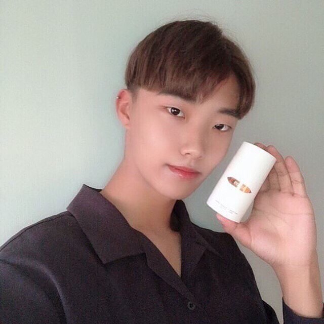 지환(20) on Instagram: “끈적이지 않고 촉촉하고 부드러운 느낌의 제형의 크림 ❗️
엄청 좋아요

#데보나인 #남성수분크림 #남성수분크림추천 #남성화장품 #남자수분크림 #남친선물 #수분크림추천 #그루밍족 #남친선물 #남편선물 #스킨케어”