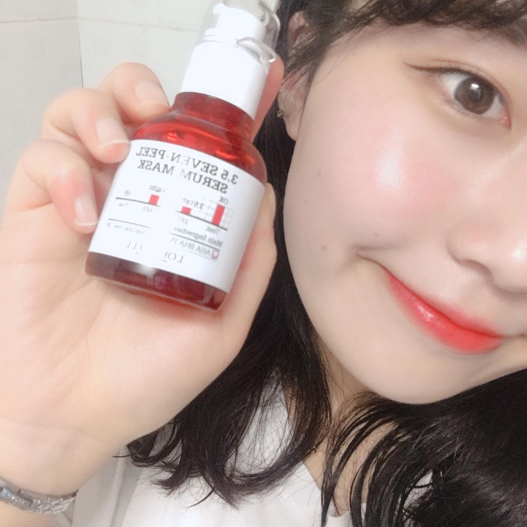 지후(23) on Instagram: “올 여름 각질 관리는 로하셀3.5세븐필세럼마스크로〰️ 세안후 1분간 롤링후 씻으면 끝!! 피부화장 잘돼서 광나는것좀 봐주세요😭 ⠀⠀⠀⠀⠀ ⠀⠀⠀⠀⠀⠀⠀⠀ ⠀ ⠀⠀ ph 3.5의 낮은 산도때문에 따가워서 욕세럼이란 말두 있지만 낮은 산도가 피부에…”