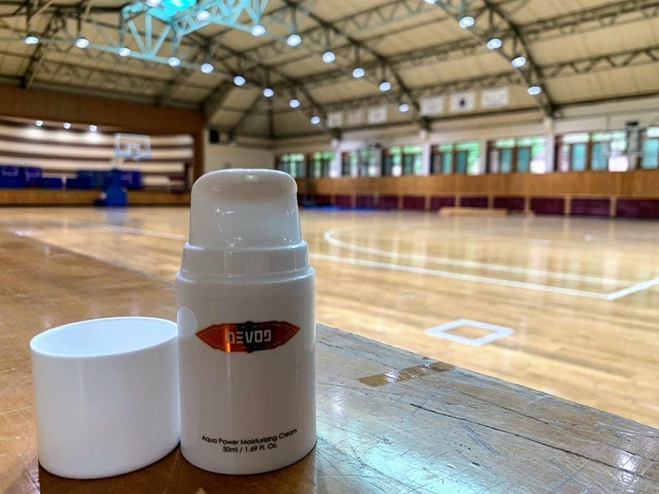 이슬비 / 압구정마스코트 on Instagram: “오늘의 리뷰 #데보나인 아쿠아파워 모이스처라이징 크림 ⠀⠀⠀ 남성용 올인원 #스킨케어 제품이 들어왔어여 설명서에 거친 피부결을 매끄럽게 해주며, 미백에 도움된다고 써있기에🤔 밤낮으로 뛰어댕기시느라 점점 어둡어둡 해지는 농부님께 드리기로 🏀 ⠀⠀⠀…”