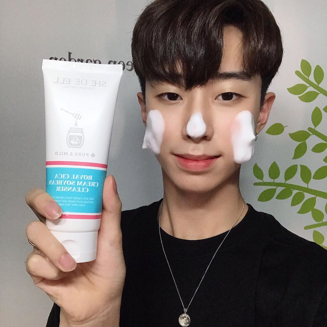 김혜성 on Instagram: “이름만 들어도 피부가 건강해질 것 같은 🌿 쉬드엘 로얄 시카 크림 콩 클렌저 🌿 - 콩 포뮬라 덕분에 세안 후에도 수분감이 있어서 땡기는 증상도 없어서 좋아요 🥺 거기다 EWG 올 그린 등급,,(1-2등급)이라서 자극도 별로 없고 세안 후 붉게…”