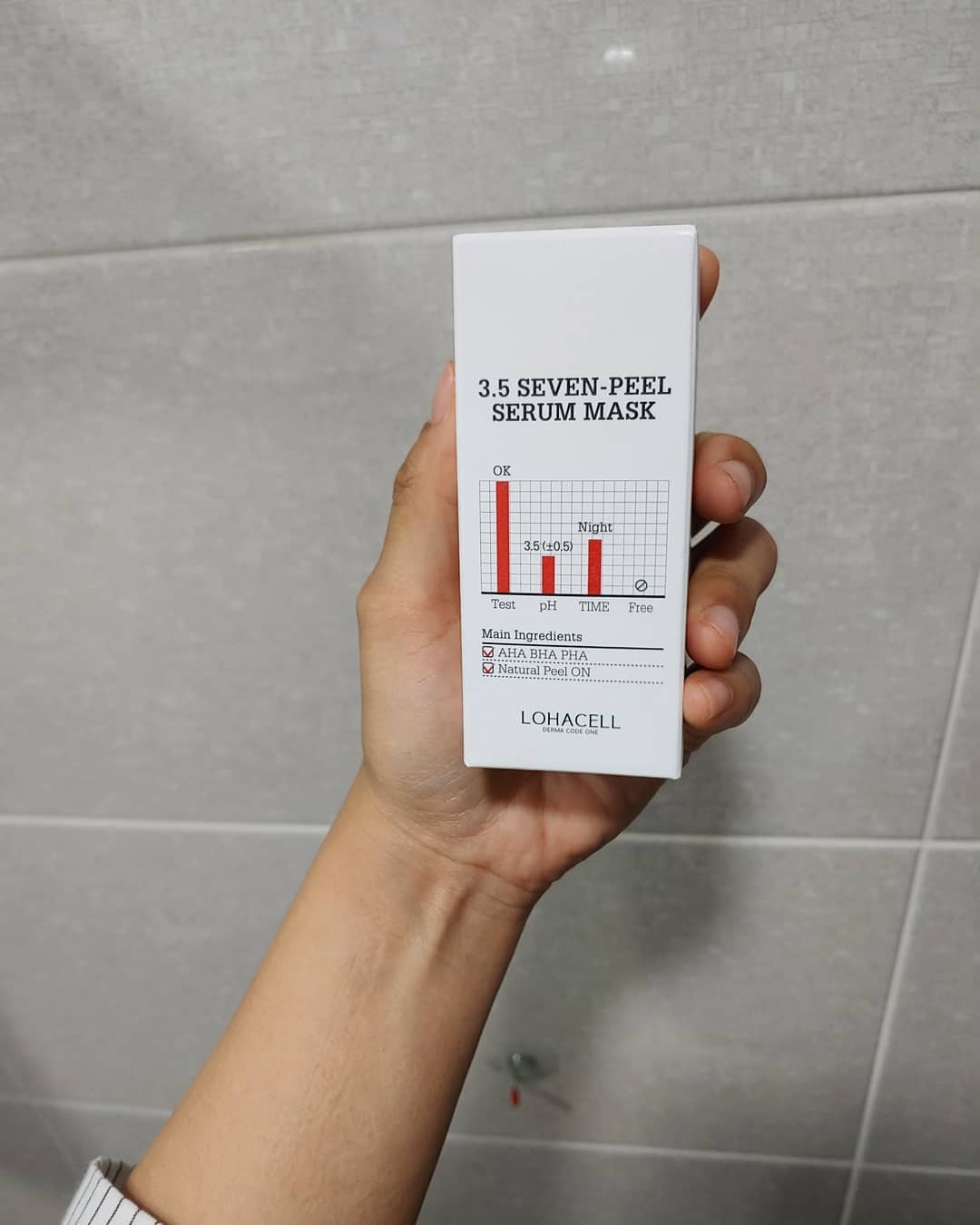 솔블리의 일상🤗 on Instagram: “피부과 회원권 끝났는데.. 차마 재결제할 엄두가 안났고 (feat. 교통사고 범칙금...등등) 각질제거는 해야겠고 해서 가성비 갓 각질제거 제품 찾았다. 장점은 각질제거 잘된다는거랑 산성자체가 자극이긴 한데 가끔 턱이나 코에 홈케어하다보면 과해서…”