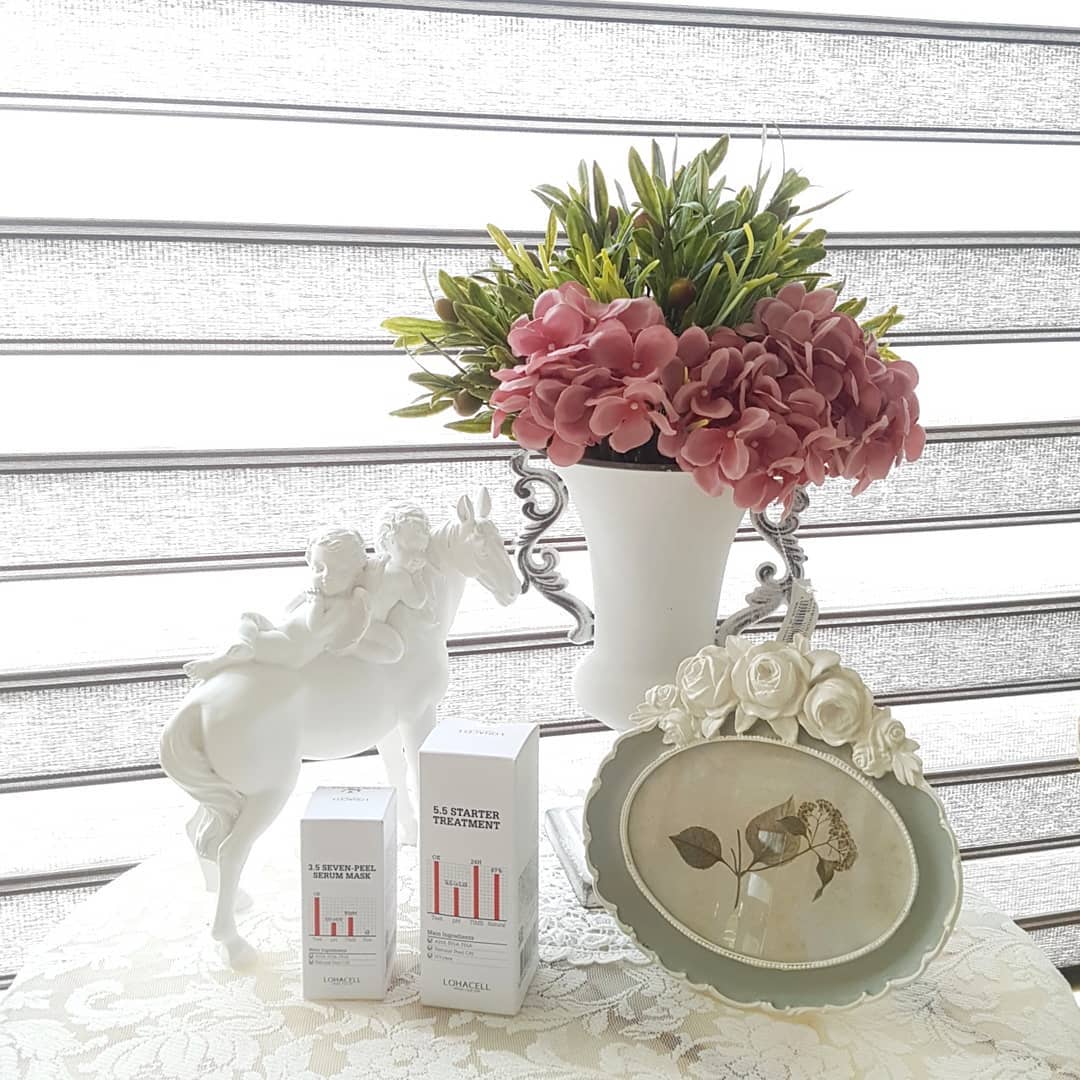 Yerim Park on Instagram: “🌺로하셀 5.5 스타터 트리트먼트 ⠀⠀⠀ 각질, 노폐물 뿐 아니라 블랙헤드까지 케어해주고  그 자리를 수분으로 꽉꽉 채워주는 최애템 토너💕 청정 제주 화산 암반수+클린 산소를 결합시킨  제주 산소수와 하이세라 함유로 수분 장벽을 생성해준당…”