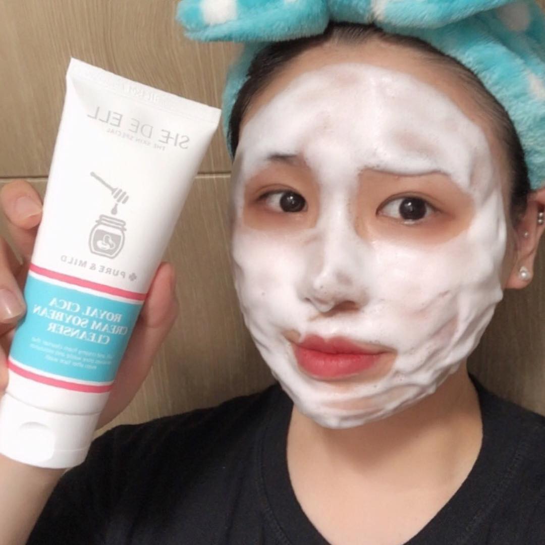 백다현 on Instagram: “쉬드엘 폼 클렌저 💙 . 쉬드엘 로얄시카 크림 콩클렌저 부드러운 크림 거품이 모공 노폐물을 제거하고 세안 후에도 촉촉한 약산성 폼 클렌저 🙂 〰️ . 로얄시카 포뮬라 , 콩 포뮬라로 피부 진정을 도와주고 촉촉한 피부를 유지할 수 있다 👍🏻 향도 좋고…”