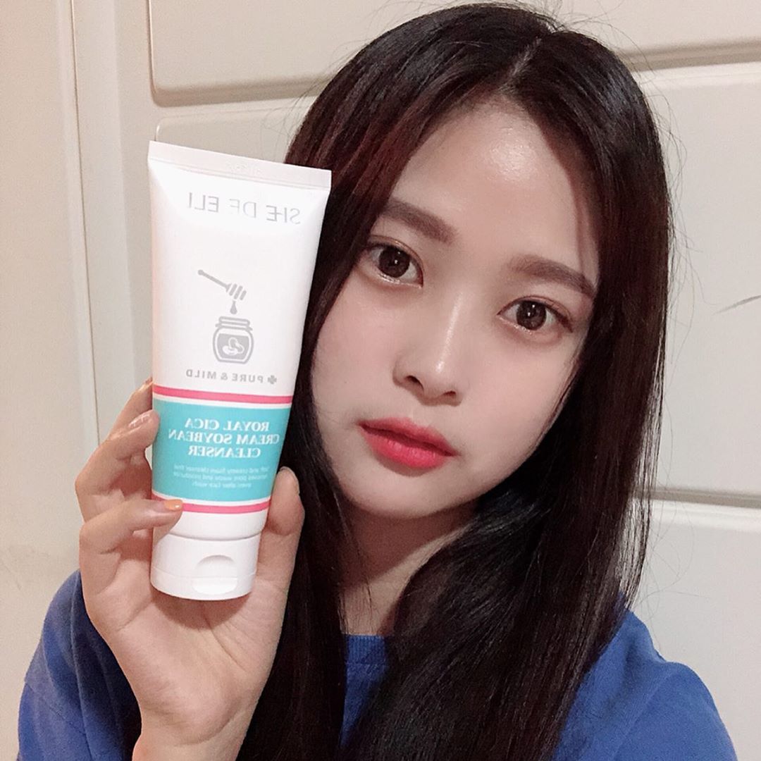 일기장 on Instagram: “쉬드엘 로얄시카크림 콩클렌저 - 평소 피부가 건성이라 세안을 하고 난 뒤 얼굴 당김이 심했었는데 이 제품은 얼굴 당김이 없고 촉촉해서 좋았어요! 그리고 약산성 클렌저라 트러블에도 효과 짱👍 조금만 사용해도 거품이 풍성하게 나고 거품도 쫀쫀하고…”