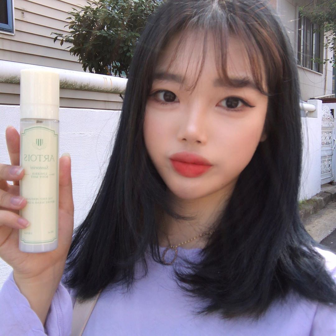 다정 on Instagram: ““아르투아”에서 나온 독보적인 바디미스트❤️ 지금 쓰는건 산토리니 향인데  청량한 느낌의 향이 과하지않고 은은하게 오래가고 식물성 성분이라 안심하고 사용 가능🌿 #천사연구소 #아르투아 #아르투아바디미스트 #바디미스트 #바디미스트추천 #입는향수…”