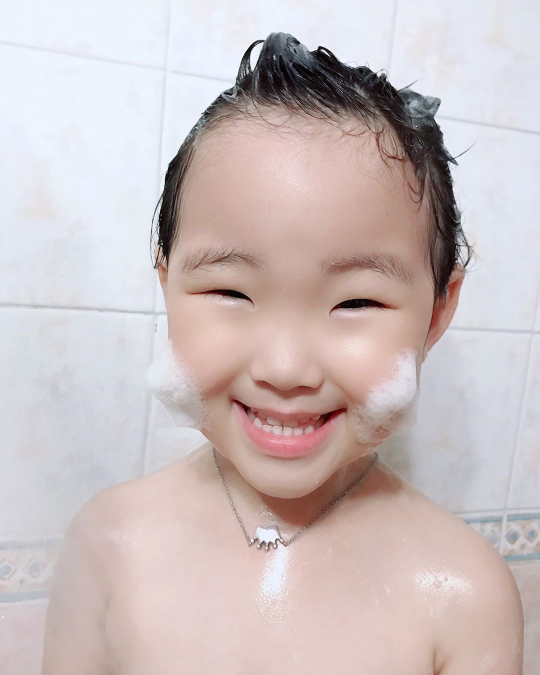 안녕으뜸아 on Instagram: “#첫 . . 여름철이라 땀을 많이 흘려 자주 씻기다보니 으뜸이의 피부에 건조주의보 발령으로 민감하고 건조한 피부에 필수품 #아토보스 #베이비올인원 #아토보스인리치드샴푸앤워시 . . . @1004lab_official . . #천사연구소 #아토보스…”