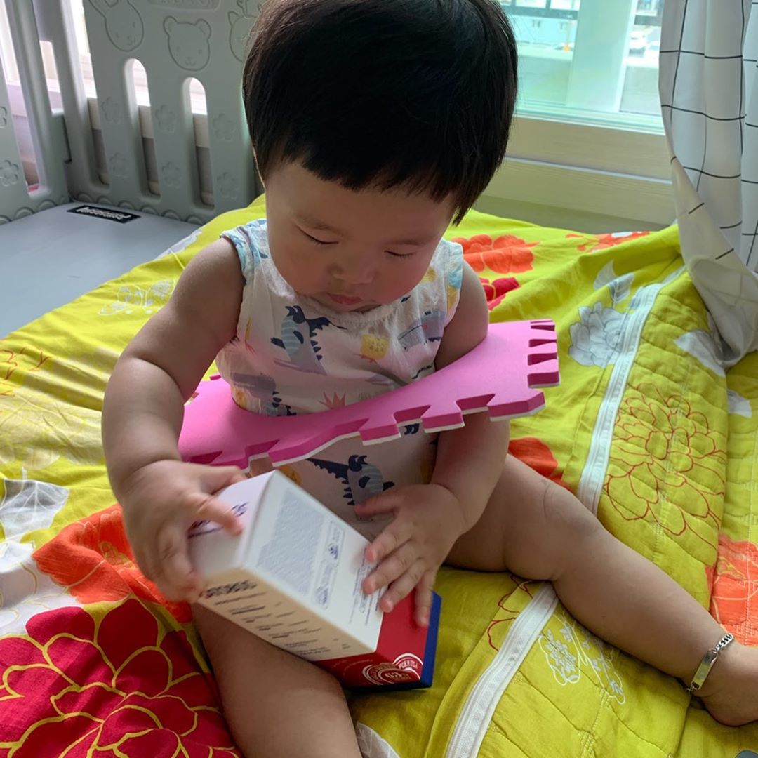 @ks_ssong on Instagram: “건조한 울 예준이 한테 온 선물 #아토보스 !! ⠀⠀⠀ 온가족이 사용할수 있는 아토보스 !!약산성 제품이라 믿고 쓸수 있는제품! 향기는 레몬향이 나서 계속 계속 맡으면서 예준이 씻겨줬당 ,,ㅎㅎ ⠀⠀⠀ 샤워하고 나서 바로 건조해지지 않고 촉촉히…”