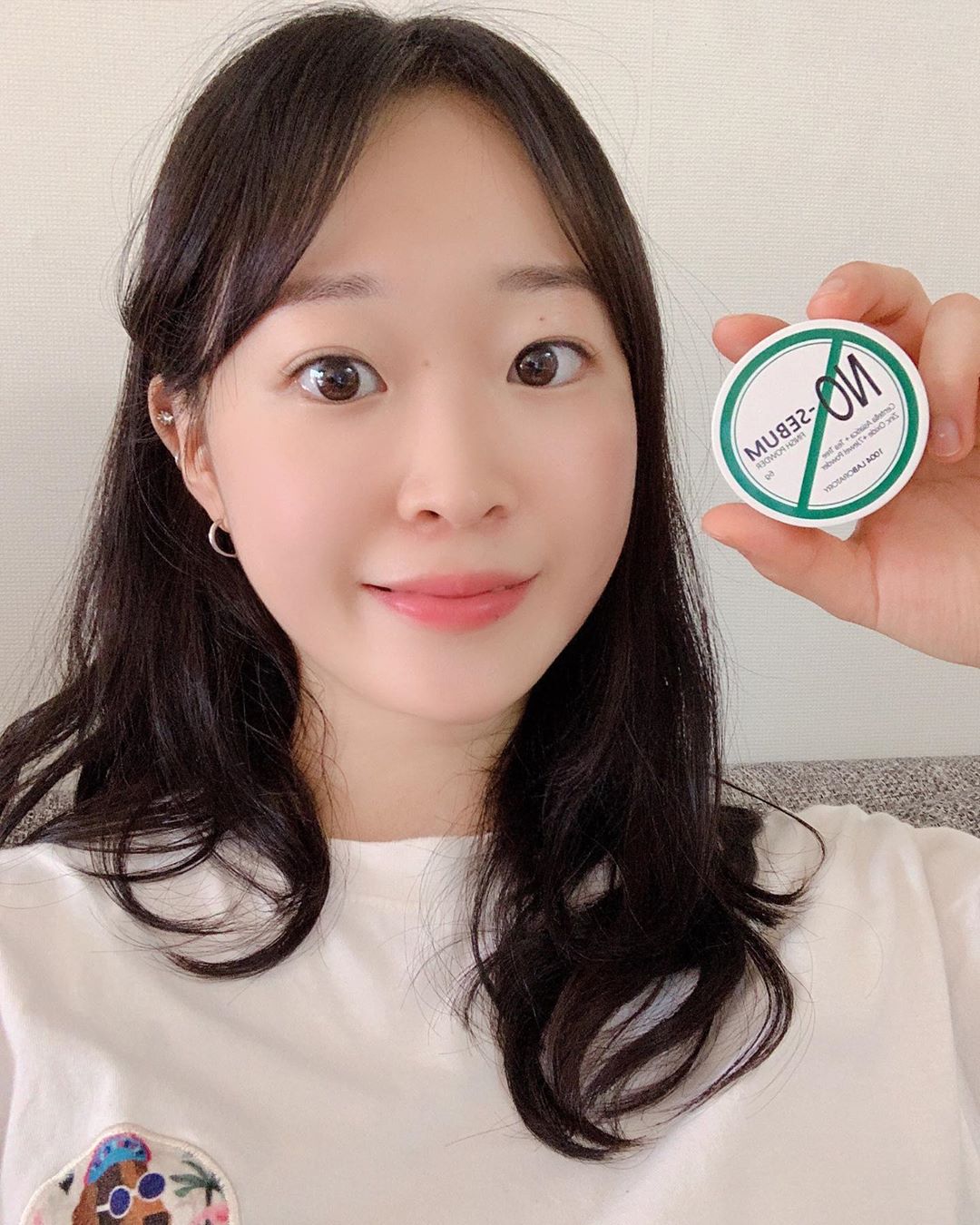 자요미🍒 on Instagram: “순서대로 에프터/비포 사진💕 ⠀⠀⠀⠀⠀⠀⠀⠀⠀⠀⠀⠀⠀⠀⠀ 써보니까 좋아서 일부러 기름끼게 뒀다가 비교해봤는데 진짜 대박!! 여름되면 시간 좀만 지나도 기름이 너무 많이 껴서 평소에 가볍게 챙겨서 다닐 좋은 노세범 파우더 겟💕 입자가 고와서 그런지…”