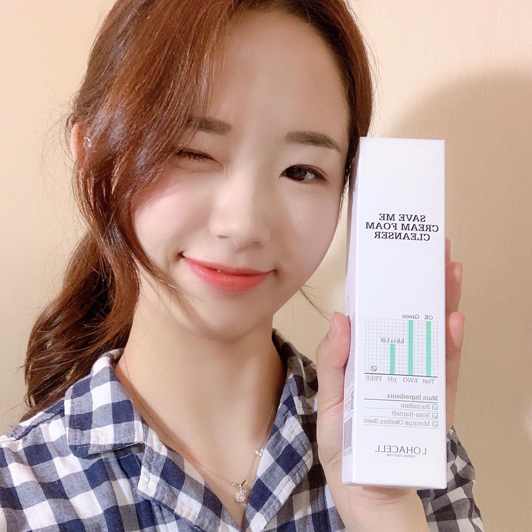김나은 on Instagram: “⠀⠀⠀ ⭐️로하셀 세이브 미 폼클렌저⭐️ 요즘같이 미세먼지 많을 때, 하나 둘씩 올라오는 트러블 잠재우기에 효과적이예요! 미세먼지로부터 피부 방어하는 모링가! 피부 데미지 케어와 진정효과를 주는 수크랄페이트! 미세버블로 모공 사이사이에 끼인 미세먼지…”