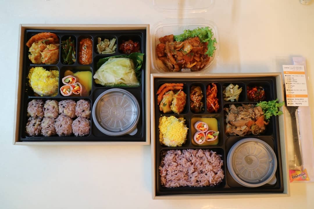 엄마표 밥상이 그리워지는 날
밥하기는 귀찮고 해서 정성 가득한 #수제도시락 사왔지요~ 
위치는 논현동 공단떡볶이 부근에 있는데 이쪽이 주차 헬이잖아요? 주차장도 있어서 편하게 주차 했어요.

#파파랑수제도시락 메뉴는 파파제육, 파파소불고기, 파파영양쌈밥 8,500원.

조금 특별하게 먹고 싶다면 소떡갈비, 수육정식 12,500원. 애정하는 LA갈비 정식 23,000원, 한우찹스테이크 3천원에 판매되고 있어요. 
그외에 샐러드나 과일 메뉴가 있어서 후식까지 해결할 수 있답니다. 
저는 매장주문해서 #콜드브루 #서비스 한잔 받아왔답니다

제가 주문한 메뉴는 파파제육과 소불고기 기본 두가지. 
집에 도착할 때까지 따뜻한 상태로 잘 도착했답니다. 
도시락 너무 이쁘지 않은가요?

제가 주문한 메뉴는 파파제육과 소불고기 기본 두가지를 주문했어요. 
집에 도착할 때까지 따뜻한 상태로 잘 도착했답니다. 
도시락 너무 이쁘지 않은가요?
 도시락 마다 흑미밥, 국, 주메뉴, 기본찬이 7가지가 들어가요. 그중에서 전 메뉴는 진심 너무 맛있어서 전 맛집이라고 불러주고 싶었어요. 동그랑땡 짱짱.

올만에 먹는 쌈밥이라 진심 행복했어요. 전체적으로 간이 세지 않아서 딱이고 고기도 잡내 없이 부드러워요. 쓰면서도 또 먹고 싶은게 함정. 🍇단체주문 10-20개(하루전예약)
🍇단체주문 20개 이상(2일전 예약) 🎀파파랑 수제도시락
주소 인천 남동구 남동대로239번길 72-29 
지번주소 논현동 449-2 
영업시간 : 평일 am 11:00 ~ pm 19:00
 토요일 11:00 ~ 14:30(일요일 쉬어요)
예약번호 032)811-9888

#파파랑 #파파랑도시락 #파파랑수제도시락 #파파제육 #파파소불고기 #단체도시락 #인천논현동도시락 #인천논현동맛집 #인천도시락 #단체도시락 #수제도시락 #인천맛집 #남동공단맛집 #송도신도시맛집 #송도도시락 #파파랑수제도시락 #인천맛집 #도시락 
#도시락맛집 #맛집 #맛있는도시락 #에코블로그 #도시락데이트 #인천데이트