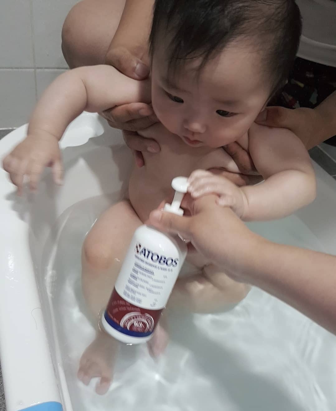 대구맛집 on Instagram: “우리아가 즐거운 목욕시간 원래 쓰던 #샴푸앤워시 는 머리 감고나면 엉켜서 아기 머리가 얇아서 그런가 했더니 #아토보스샴푸앤워시 로 감고 나니 엉킴 1도 없고 머리도 보드랍, 팔부분 살짝 도돌했는데 많이 좋아짐! 머리부터 발끝까지 사용가능한 유아올인원…”