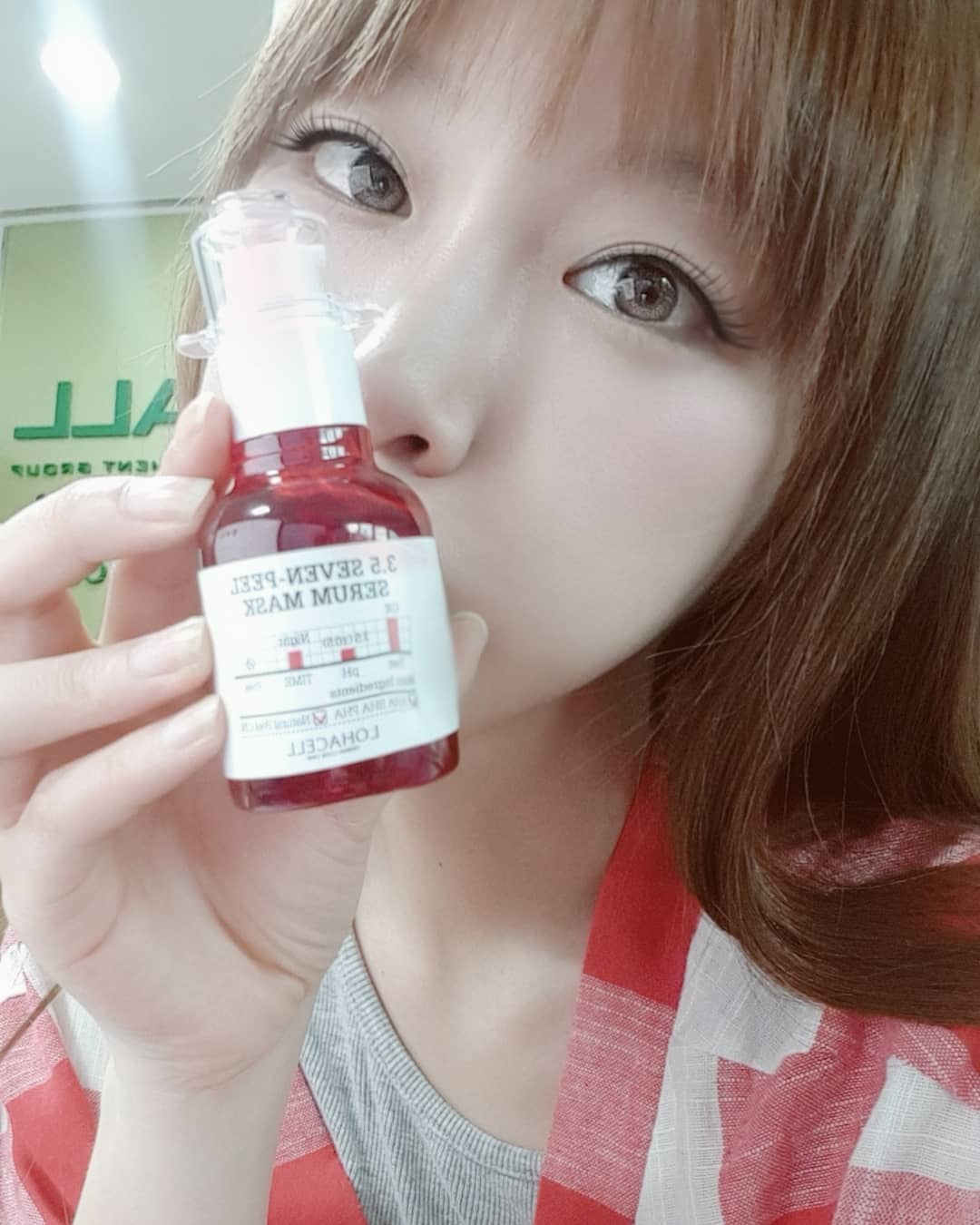 LeeMinYoung. on Instagram: “각질관리에 좋은 로하셀 세븐필 세럼 마스크! 요즘 들어 각질이 부각되는 피부ㅠ.ㅠ 메이크업도 잘 안먹고.. 속상하다규! 영롱하게 붉은빛을 띄고 있는 요 세럼.  약산성으로 방어막은 지켜주고  불필요한 각질과 노폐물은 싹~ 제거해주는  기특한…”