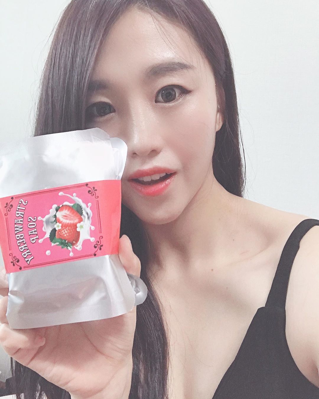 @ssongco03 on Instagram: “#첫줄👋 깔끔한 클렌징에 보습까지 완벽하다🙌🏻 내가 좋아하는 딸기패키지🍓 천연수제비누라서 안심하고 사용해요😛 구매는 🤚🏻 https://smartstore.naver.com/skin365beauty .…”