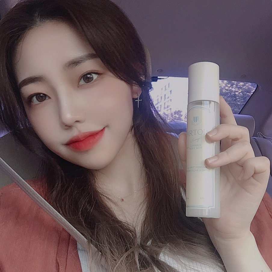 힂니 on Instagram: “방금 씻고 나온 것 같은 비누향과 프리지아 향이 은은하게 나는 바디미스트예요! 남녀 모두 잘 어울릴 것 같고 향이 깔끔한 느낌이라 외출 할 때 꼭 챙겨 다니고 있어요 :-)❣️ #천사연구소 #아르투아 #아르투아바디미스트 #바디미스트 #바디미스트추천…”