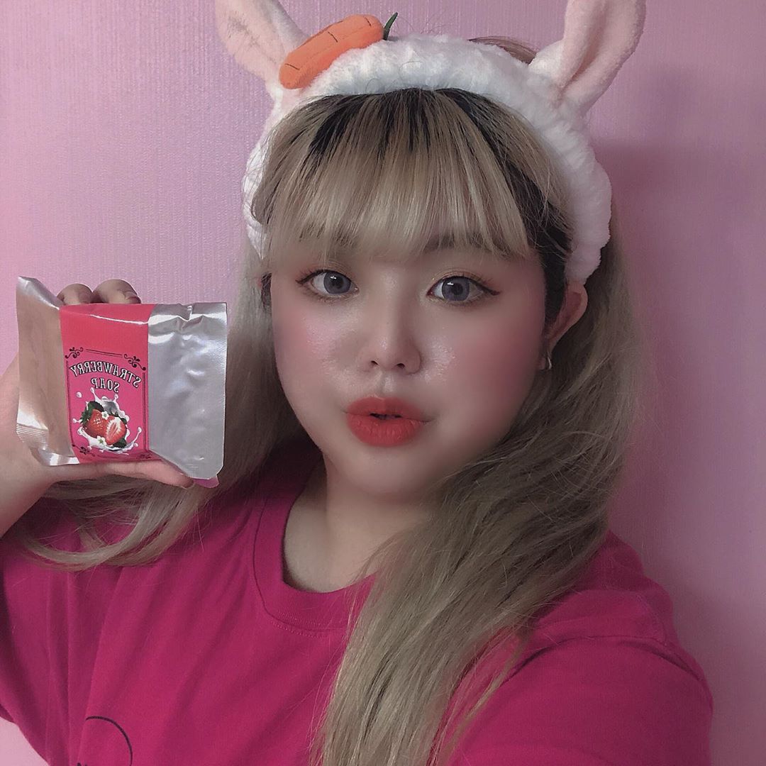 은   서 ( 20 ) on Instagram: “🍓skin365 딸기 비누🍓  저자극 제품으로 민감성 피부도 사용 가능해요 예민한 피부, 트러블 피부, 맑은 피부를 만들어주는 기능이 있어 칙칙한 피부를 가지신 분이 사용하시면 좋을 거 같아요 클렌징도 잘 되고 보습이 뛰어나 피부가 당기지도 않아…”