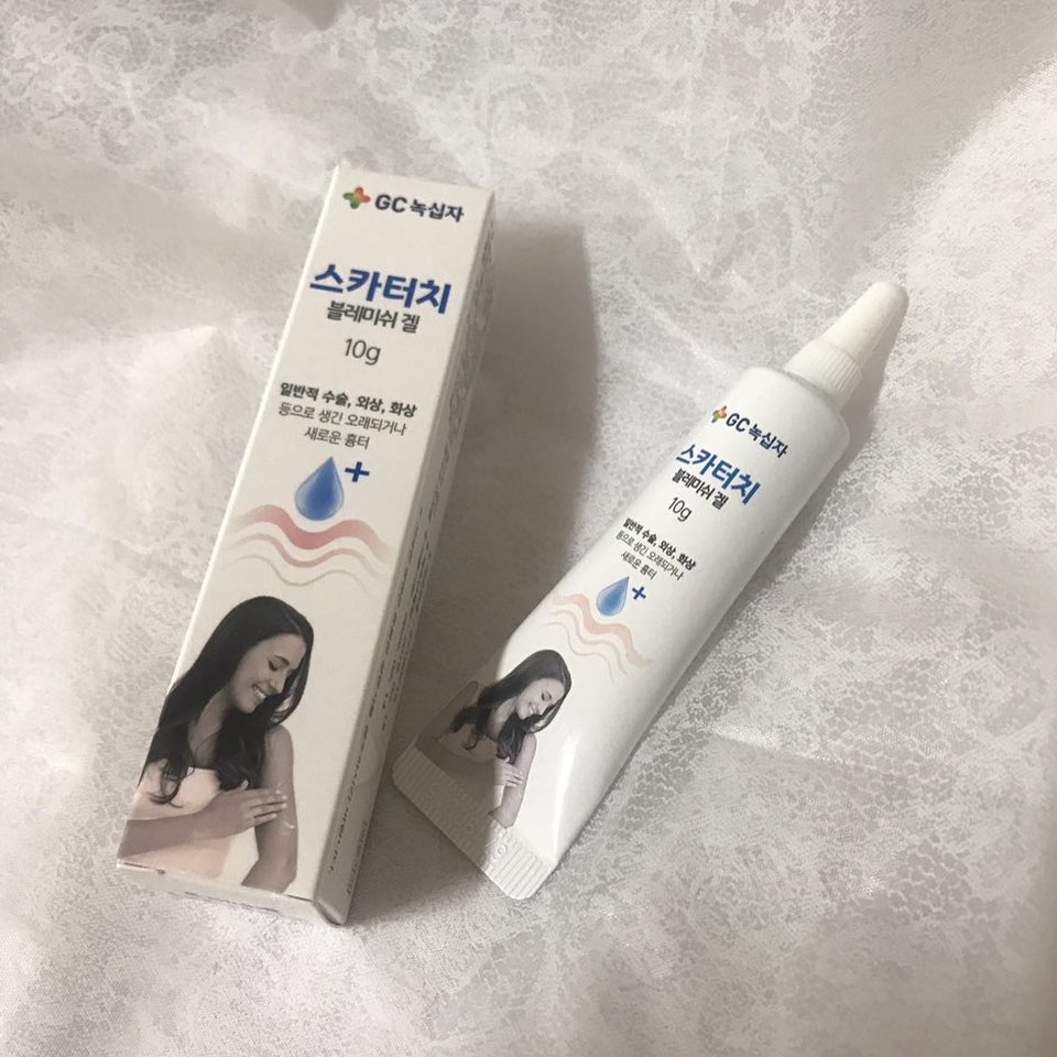 최현지 on Instagram: “전연령 모두 사용가능한 흉터연고👍🏻
고양이한테 긁힌 흉터 많아서 엄청 스트레스 였는데 😂
마른후엔 화장품도 바를수 있고 방수기능 겸비했다니..추천❤️
.
.
 #흉터제거연고 #흉터연고 #흉터치료 #흉터관리 #흉터제거 #스카터치 #스카터치블레미쉬겔”