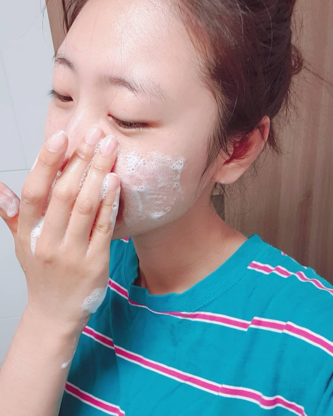 솔이의 일상스타그램 on Instagram: “아침에 폼클렌징 쓰면 피부 뒤집어지는데 천연 로하셀클렌저는 저자극이라서 부들부들~  미세하게 남은 화장품들이 다 사라진느낌😊 역시 피부관리의 중요성👍 . . . #천연세안제 #클렌징 #기초화장품 #미세먼지 #폼클렌징추천  #저자극 #효과만점…”