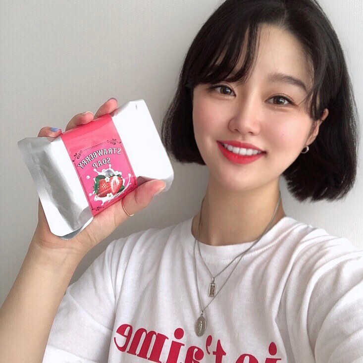 (_22) 주윤 on Instagram: “세수할때마다 딸기향이 나서 행복 ◕ั◡◕ั✿
.
.
.
.
.
.
https://smartstore.naver.com/skin365beauty
#천연비누 #스킨365 #클렌징비누 #유황비누 #천연수제비누 #세안비누”