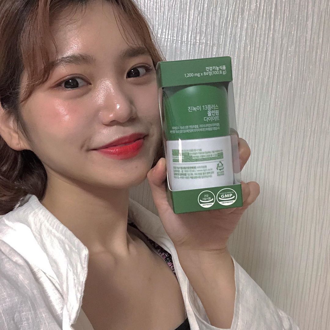 박민정 on Instagram: “지알앤에서 새로 나온 진녹이 ! 이미 유명한 분홍이랑 초록이 다들 알지효 ?  이건 진녹이라고 깻잎추출물이 들어가 있는 제품인데 체지방 감소 효능이 있다 함 !! 그리고 알로에 전잎 들어가서 화장실 잘 가게 해준대효 ㅋㅋ ㅋ  친한 사람이 여기 완전…”