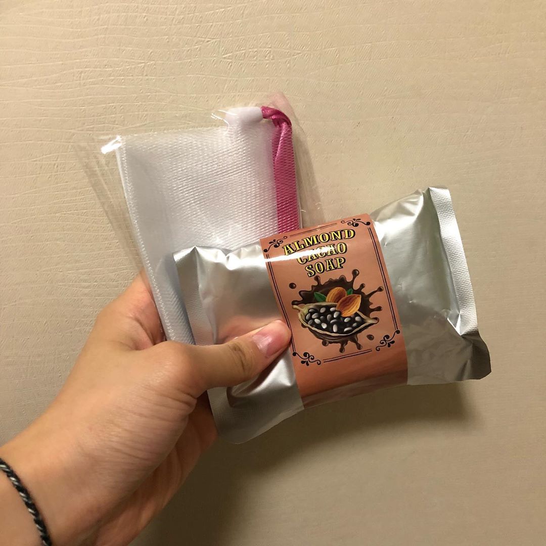쭈쌍커플 on Instagram: “⭐️아몬드 카카오비누 (클렌징+모공+트러블) ⭐️비누는 세안후 건조한데  카카오비누는 건조함이 없어요  촉촉하면서 보들보들합니다 ⭐️다른비누와 달리  카카오비누라서 색이 초코색이에요  냄새는 연한 카카오향이랑 한방향…”