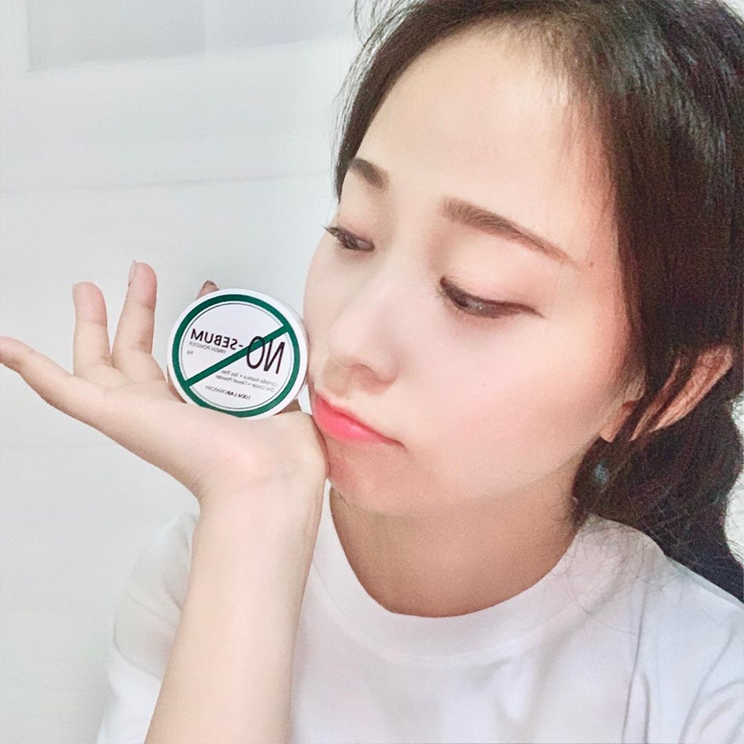 한달소영 🌙 on Instagram: “원래 건성이라 파우더 안쓰지만 여름엔 이거만 쓴당 🍃 .
.
.

#천사연구소 #노세범파우더 #기름종이파우더 #천연노세범파우더 #피니쉬파우더 #리뷰쉐어 #ad

@1004lab_official”