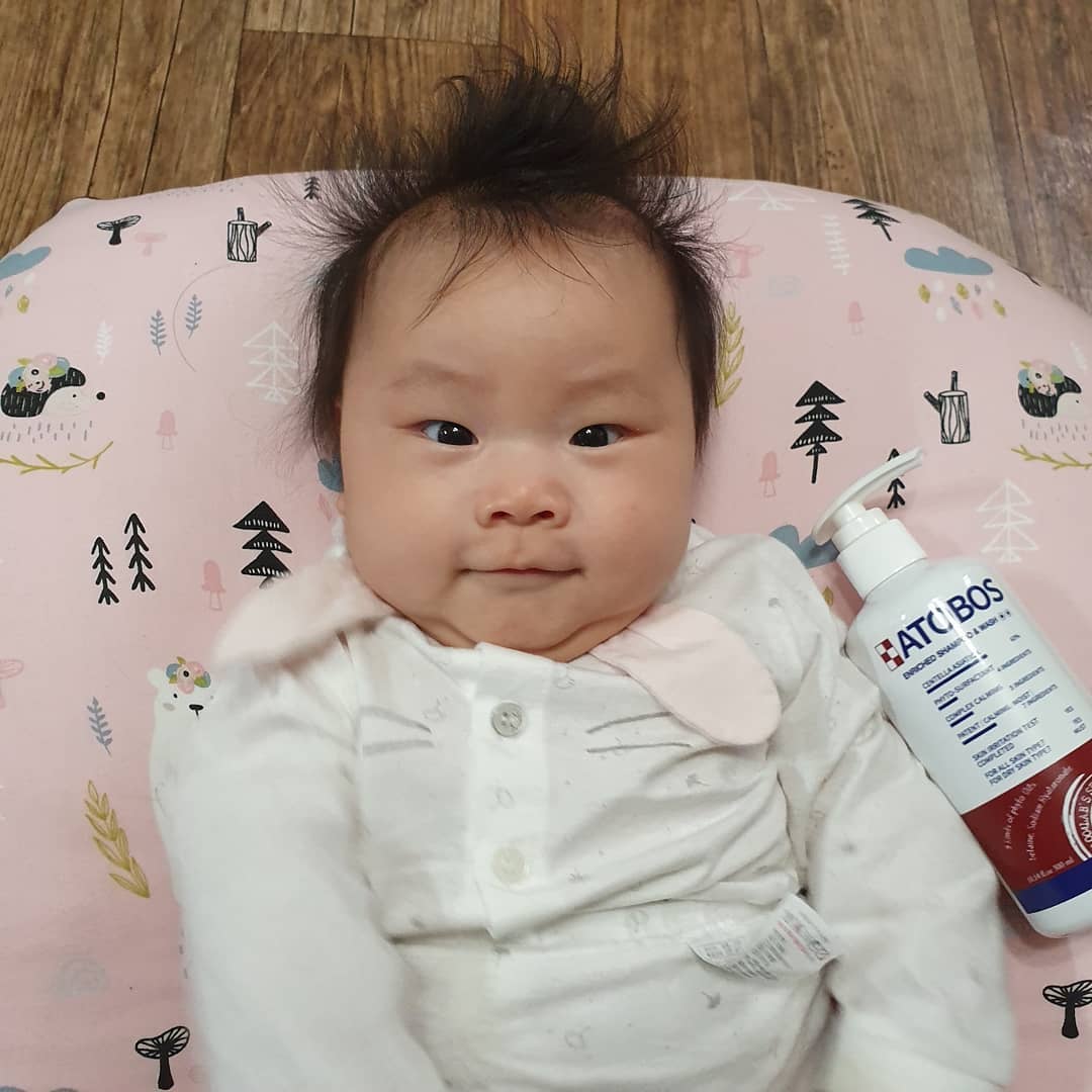 쥰뮈 on Instagram: “귀요미들 씻겨주느라 옷 다버렸넹😂 둘째 피부 예민해서 첫사진에는 뾰로지가 났는데, 씻기고 나니까 저 피부 좋아진것보소♥ (이모피부랑 바꾸자😭) #예민보스 아이들에게 #아토보스 !!!!❤ . #천사연구소 #아토보스샴푸앤워시 #샴푸앤워시 #유아샴푸…”