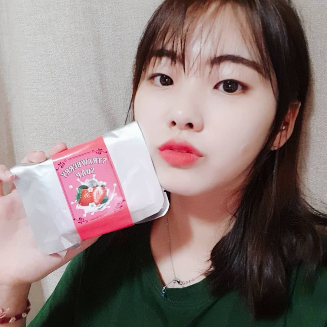 ☘/叡/璘/☘ on Instagram: “💙 skin 365 딸기비누 ⠀⠀⠀ 보습과 맑은 피부를 선사하는 skin 365의 딸기 클렌징 비누가 안색을 맑게 해주는데 효과가 좋다고 해서 사용해보았어요 ☺️ ⠀⠀⠀ 요즘 밤새고 해서 그런가 피부가 엄청 망가져서 고민이거든요.... 🤦‍♀️…”