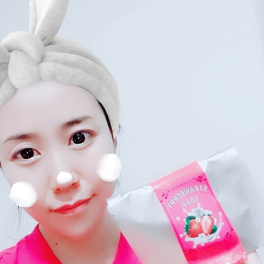 S아람 on Instagram: “[스킨365]딸기비누♥️♥️ . . 촉촉하게 당김없이 딥클렌징을~ 센스있게 거품망도 들어있어 거품도 혜자급 쫀쫀하다 쫀쫀해  패키지 넘나 귀욤귀욤 먹지말고 피부에 양보하세요^^🍓 . .…”
