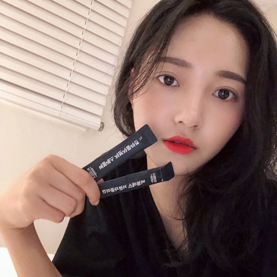 봉 하선 on Instagram: “바르는 콜라겐보다 먹는 콜라겐이 더 좋다구 하조 ? 신거 잘 못먹는 저는 좀더 새콤한 비타민씨 먹는기뷰니...! . . #피쉬콜라겐 #버블레스콜라겐 #버블레스피쉬콜라겐 #버블레스 저분자콜라겐  #저분자콜라겐 #콜라겐 #콜라겐추천 #콜라겐후기…”