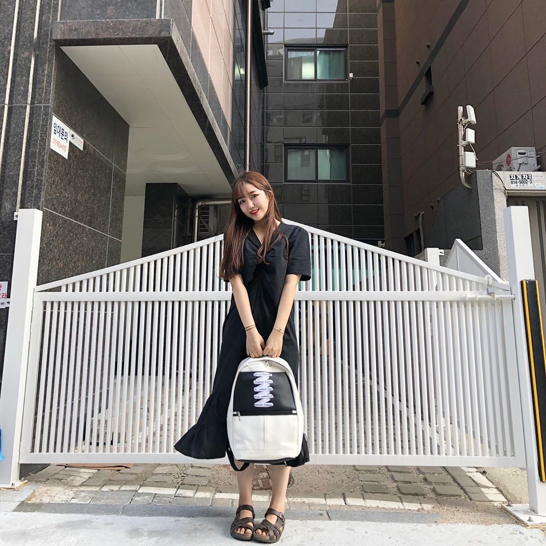효니🐶 on Instagram: “여리한 원피스에도 잘어울리느 백팩🤭 수납공간도 짱커서 여행갈때도 짱조아! . . .…”