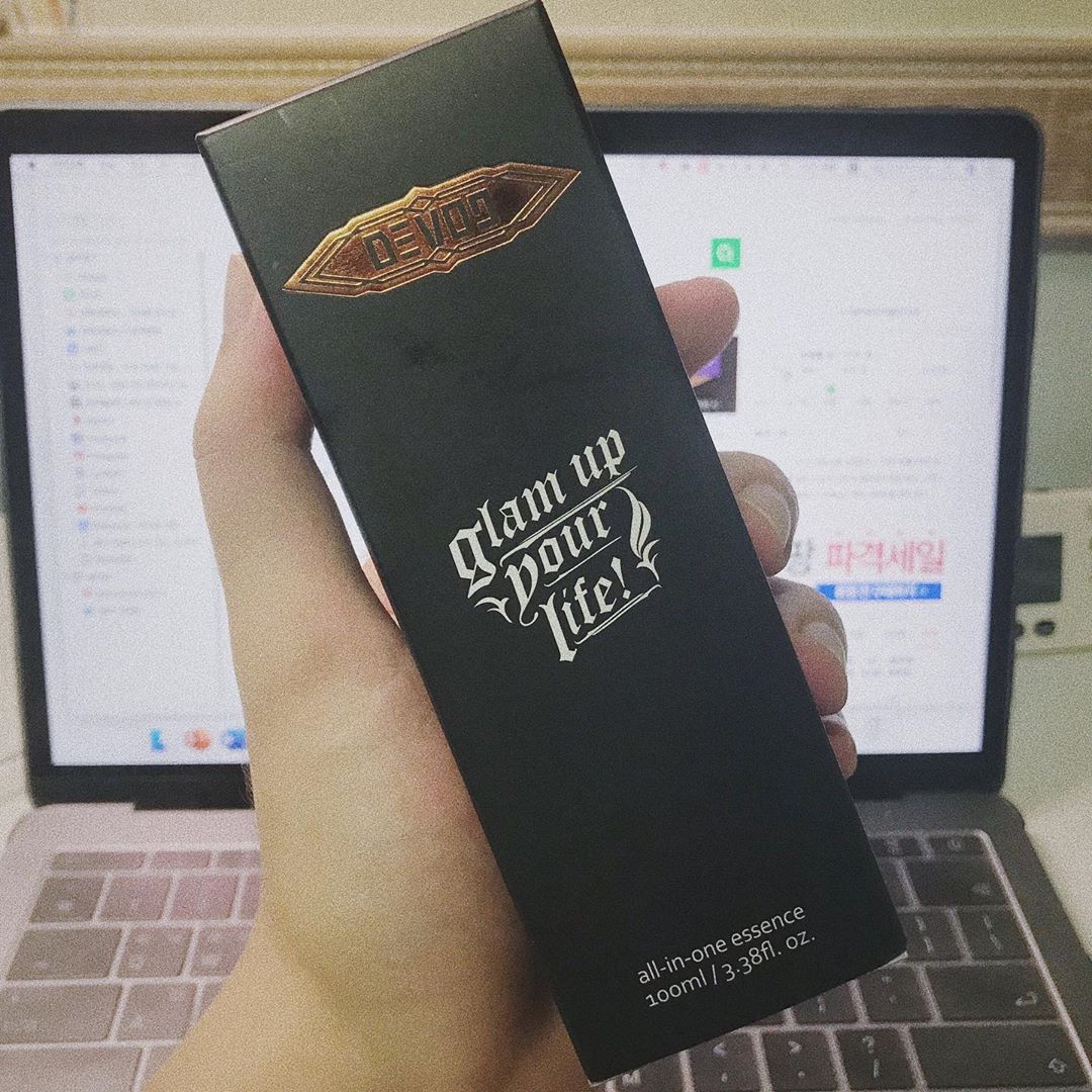 신 영 on Instagram: “피부관리 번거로운 남자분들께 선물하기 좋은 #남성올인원에센스  #데보나인 ‼️ 나는 친오라비에게 선물했는데  발림성이며 수분감까지 🥺👍🏻‼️ 여름철 신경쓰이는 미백까지 책임져 주니 남자친구에게 선물하기 너무 됴아효 💁🏻 (도움을 준…”