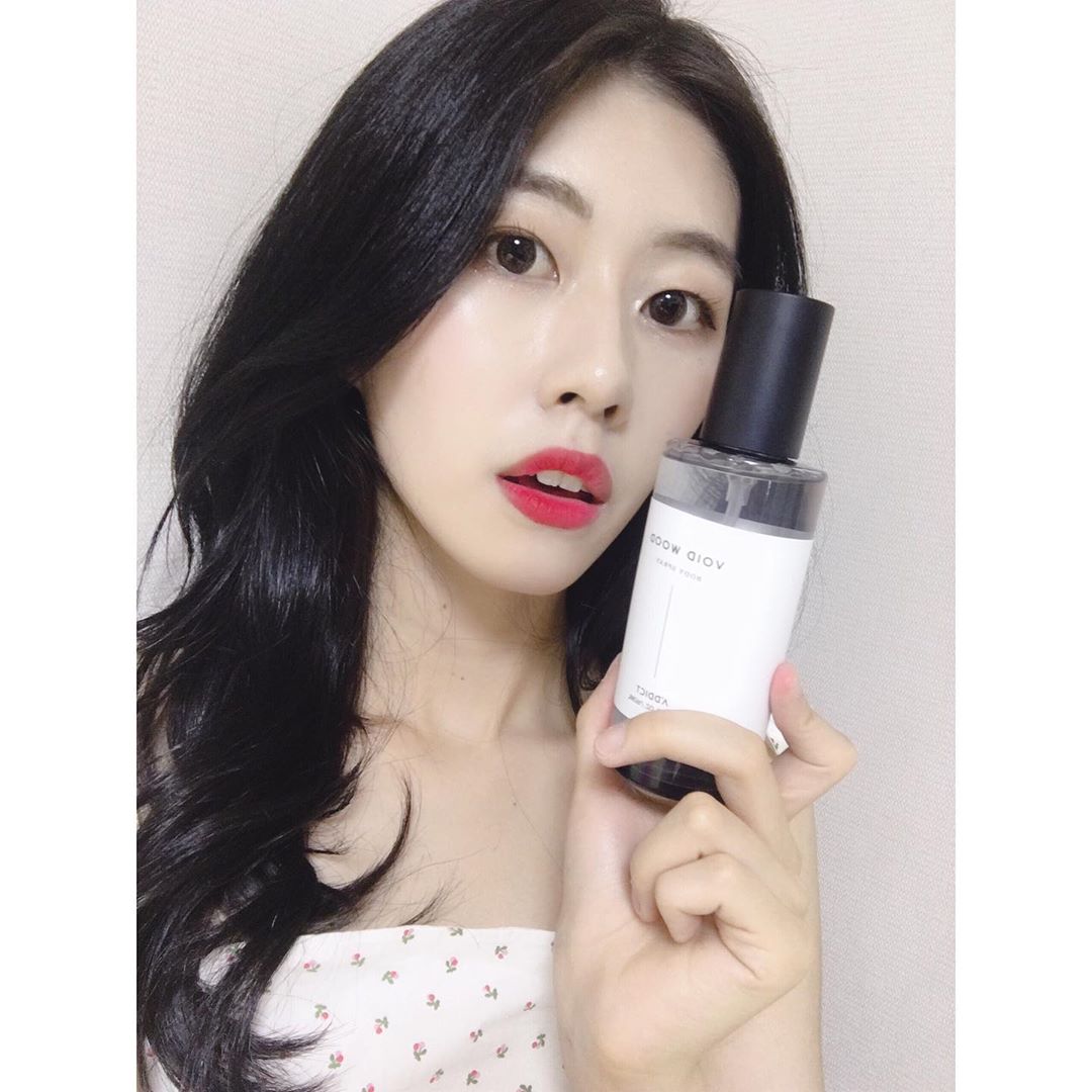 👑 단 비 on Instagram: “🌿 평소 향에 민감한 편인데도 은은하고 매력적이라 여름철 향수 대용으로 쓰고 싶은, ! 💗 민감성 피부도 걱정 없이 사용 가능해요! 👌🏻 모두 에이딕트 하세요 〰️〰️✨✨ - #에이딕트 #보이드우드 #바디스프레이 #샌달우드 #바디미스트 #우드향…”