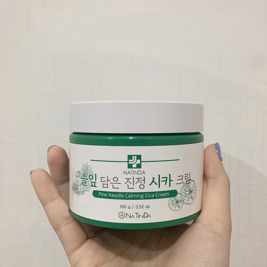 김수정 on Instagram: “솔잎향이 솔솔나는 시카크림! . 👉🏻촉촉하게 발리고 끈적끈적하게 남지않아서 좋았는데 솔잎향이 은근 강하다 😂 삼일정도 쓰니까 익숙해진거같다!  엄청 엄청 순한 재로만 들어가서 #예민한피부 #성난피부 에도 정말 걱정없이 사용할수있다고 하네욤!-! 😆…”