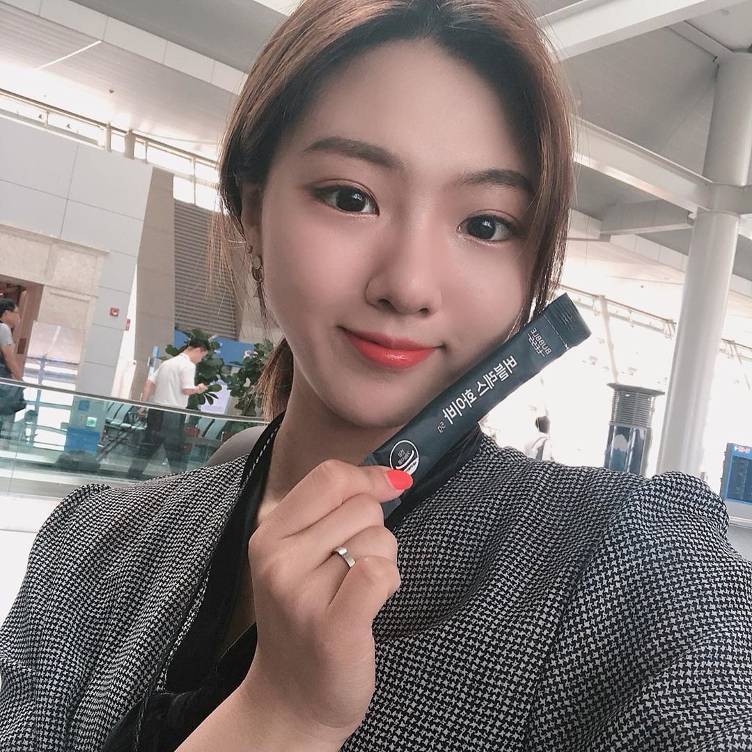 쏘 on Instagram: “#버블레스화이바 한포면 똥뱃살 bye~💩 차전자피가 함유되어있어서 배변활동에 도움을 준다구( ･_･)♡ 요즘 다이어트 하느라 배변활동 힘든데 간편하게 언제 어디서든 이거 하나면 끝!  먹는tip! 입에 털어넣고 물 충분히 마셔주기💜  #버블레스…”