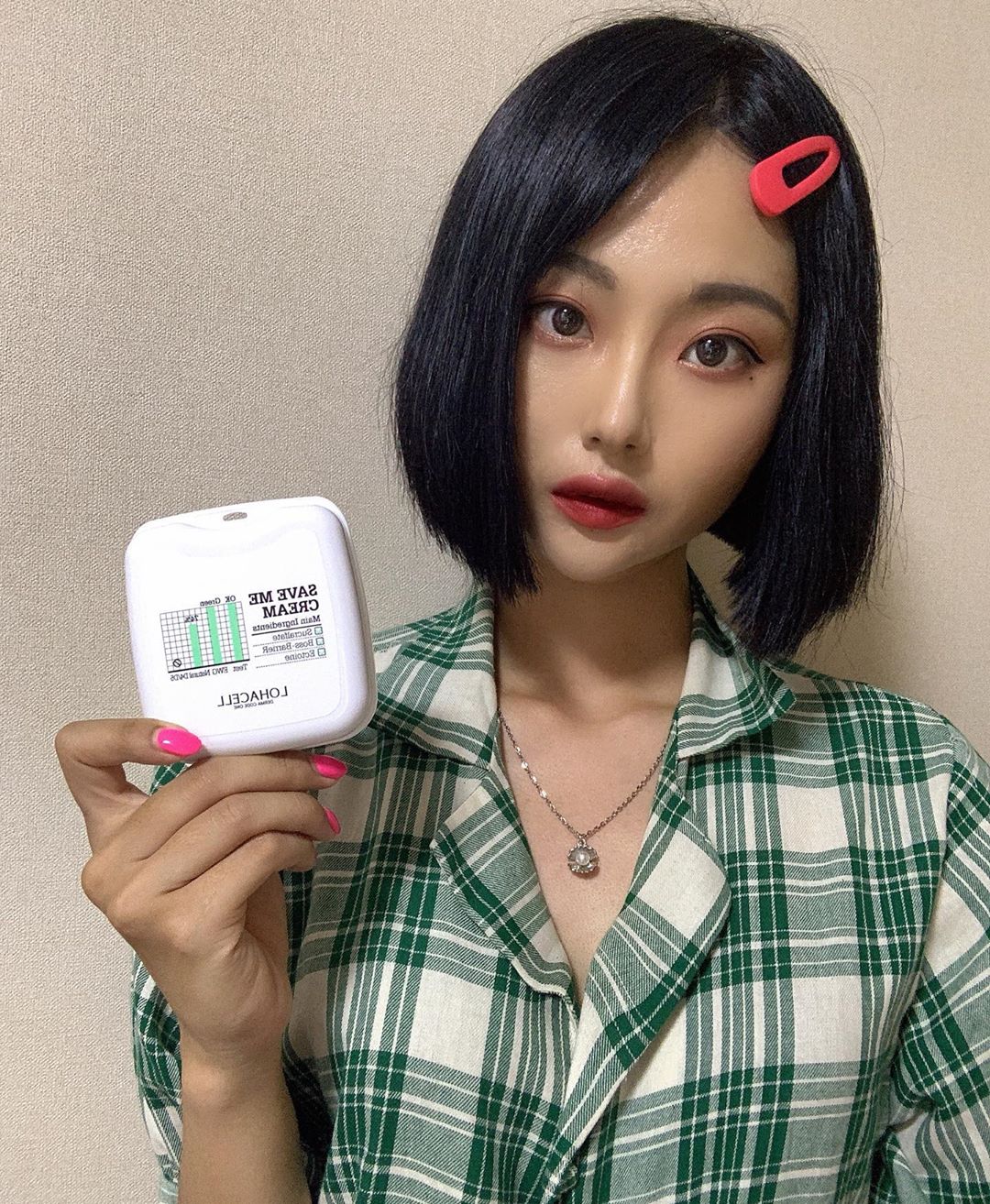 언팔관리중👀 on Instagram: “로하셀 세이브미 크림 후기💚 . 노란색에 가벼운 제형☺스파츌러도 주고 깔끔하게 사용가능해서 좋았다 👍🏻 외출할때 미세먼지때문에 걱정인데 이 크림은  미세먼지, 블루라이트 3중 필터링 기능과 수크랄페이트 성분이 함유되어 피부를 외부로부터 보호 해주는…”