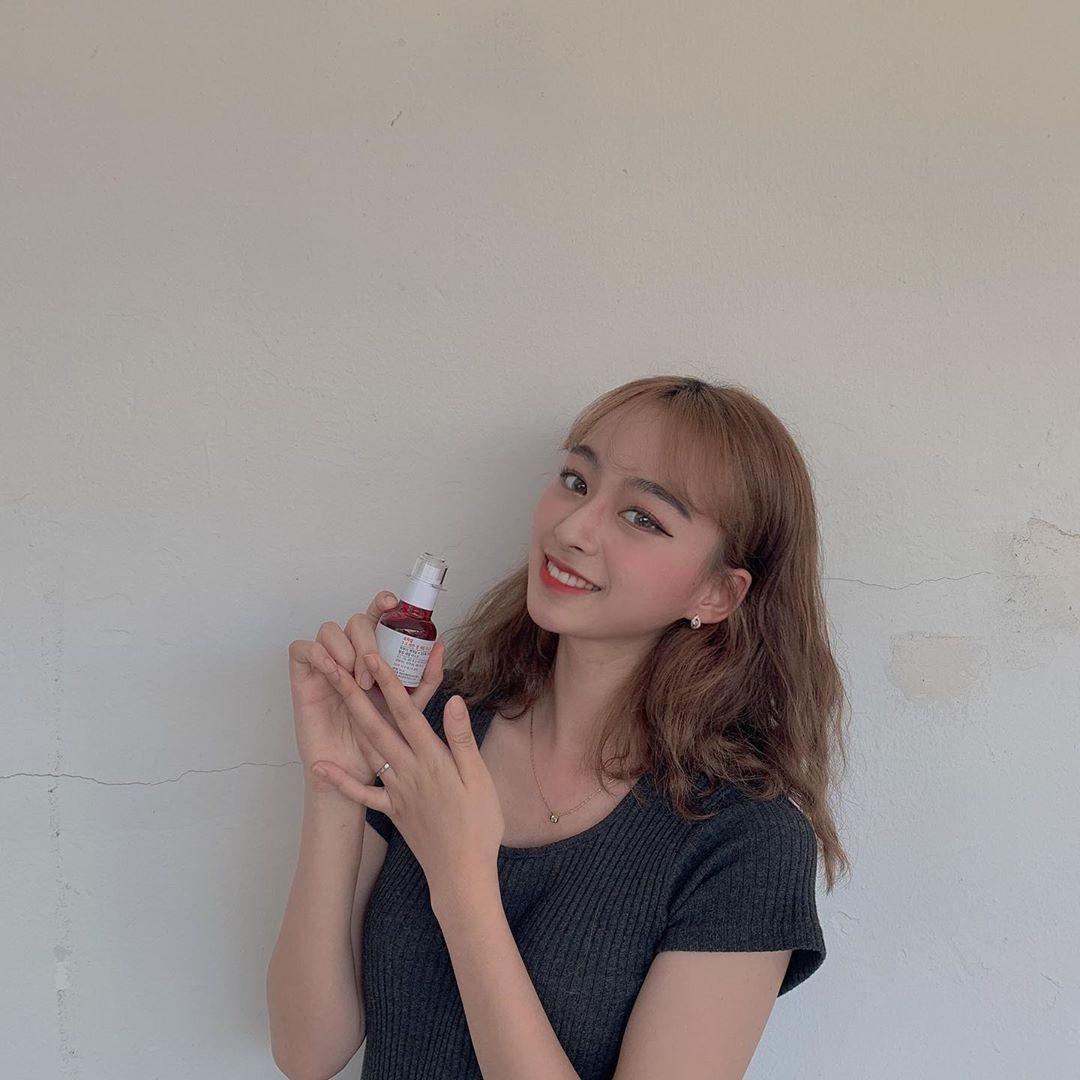 𝓢𝓮𝓵'𝓢 𝓓𝓪𝓲𝓵𝔂𝓹𝓲𝓬(20) on Instagram: “여름은 좋지만 장마철인건 싫어 ಥ_ಥ -
-
-
더운날씨 때문에 피부가 뜨거워진걸 ph 3.5의 낮은 산도가 피부에 롤링되며 밸런스를 잡아주어 젤 추천하는 세럼 💕”