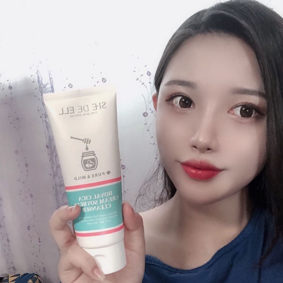 @j2._.won on Instagram: “쉬드엘 로얄 시카 크림 콩클렌저✨ 파데 맛집 쉬드엘에서 출시한 폼클렌징! ph 5.5의 약산성폼클렌징으로 피부 밸런스를 맞춰주고 세안하며 빠져나간 피부 속 수분과 영양성분을 다섯가지 콩 추출물로 채워줘요😆 . . #Shedeell #쉬드엘…”