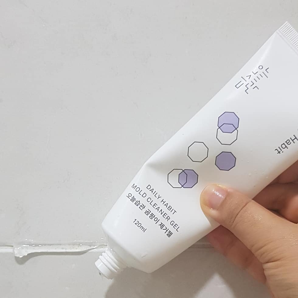 나를 사랑하는 시간'◡'✿ on Instagram: “매일 샤워하는 화장실엔 #곰팡이제거젤 . . 결혼하기전에 관심없었던 #살림템 중 하나! 다이소는 싼데 가격대가 있다했는데  이렇게 #욕실곰팡이'에다가  바르고 5분도 안되서 샤워기로 뿌려주니까  바로 깨끗해짐!! . . 성분이 넘 센거아니야했는데…”