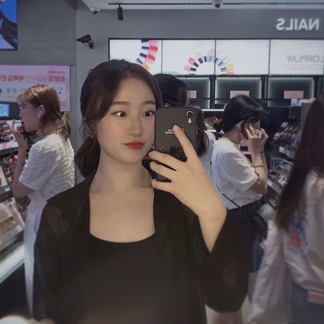 @zzoyomi on Instagram: “굿바이- 알코올👋🏻 주 7일 출근이라 항상 저녁 술 약속만 잡았었는데 #지알엔숙취해소제 와 함께라면 다음날 문제..? 이상 무....!!!!!!! 이른 시간에도 기상 가능한데 무엇보다도 속이 편해서 너무 좋았다😭🙏 심지어 챙겨먹는 알약 느낌이 아니라…”