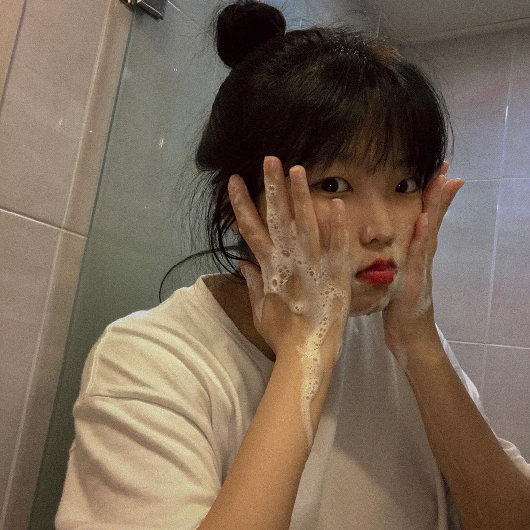 채원ᴄʜᴀᴇᴡᴏɴ on Instagram: “작은 좁쌀 여드름도 자극없이 해결한 클렌저! 피부장벽보호도 되면서 EWG 모두 그린등급이니까 민감성에도 걱정없이 쓸 수 있어요!♥ #Shedeell #쉬드엘 #쉬드엘콩클렌저 #쉬드엘로얄시카크림콩클렌저 #쉬드엘클렌저 #클렌징폼 #폼클렌저 #약산성클렌저”