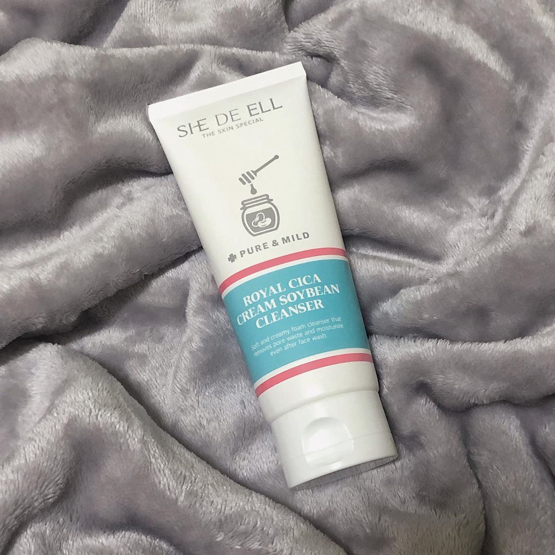 @han_k_a on Instagram: “약산성클렌저라 피부장벽 보호 👍🏻 ewg 올 그린 등급으로 저자극 클렌징 🧖🏻‍♀️ 콩퍼뮬라로 거품은 쫀쫀해서 문질문질 기분 좋은 거품 ☁️ - #shedeell #쉬드엘 #쉬드엘콩클렌저 #쉬드엘로얄시카크림콩클렌저 #쉬드엘클렌저 #클렌징폼 #폼클렌저…”